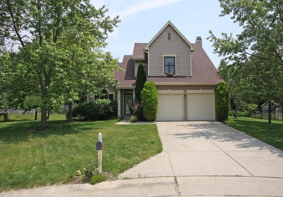 Pending: 15 Village Walk Court, Zionsville, Indiana 46077