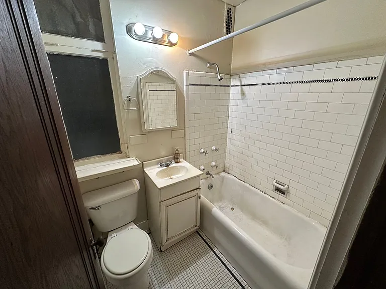 1420 E Capitol Dr — Photo 9