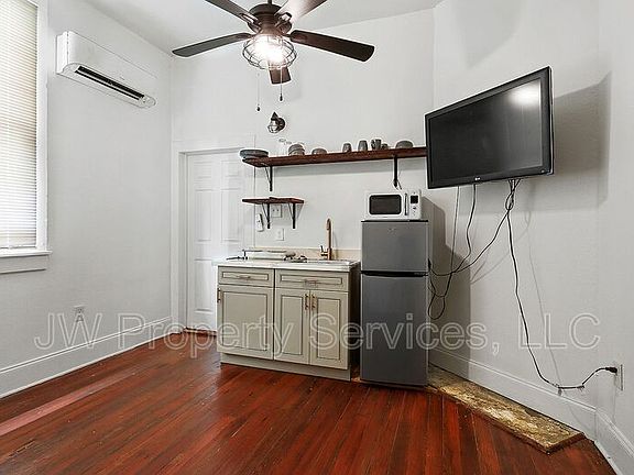 5th image of 2120B New Orleans St