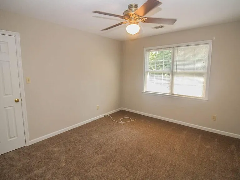 246 Farmington Dr W — Photo 35