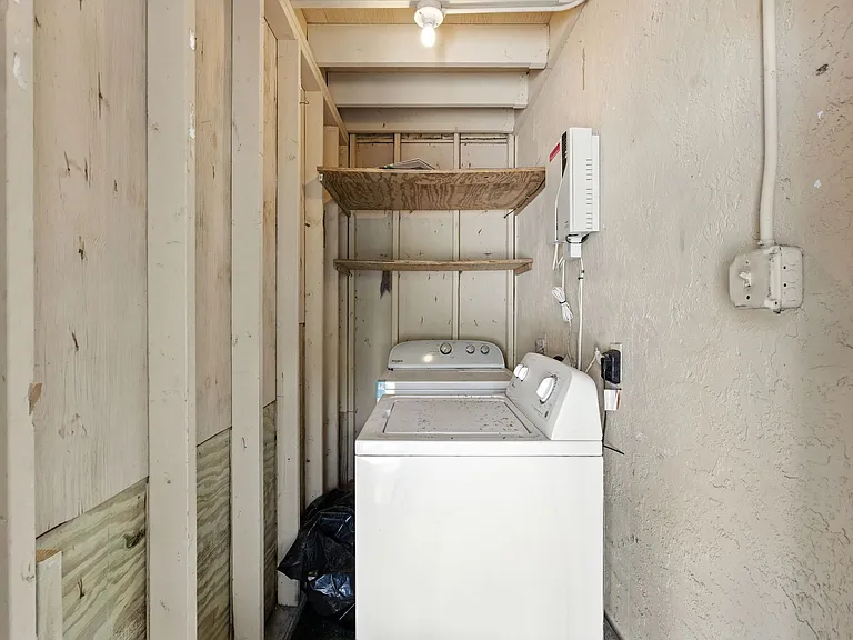 408 S Tampania Ave — Photo 16