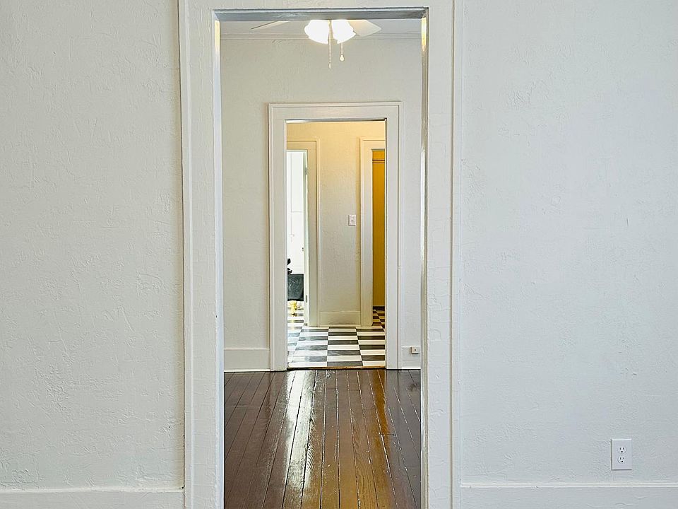 Shotgun floorpan. Rooms are directly connected without hallways.