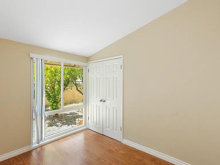 526 N Emerald Dr — Photo 23