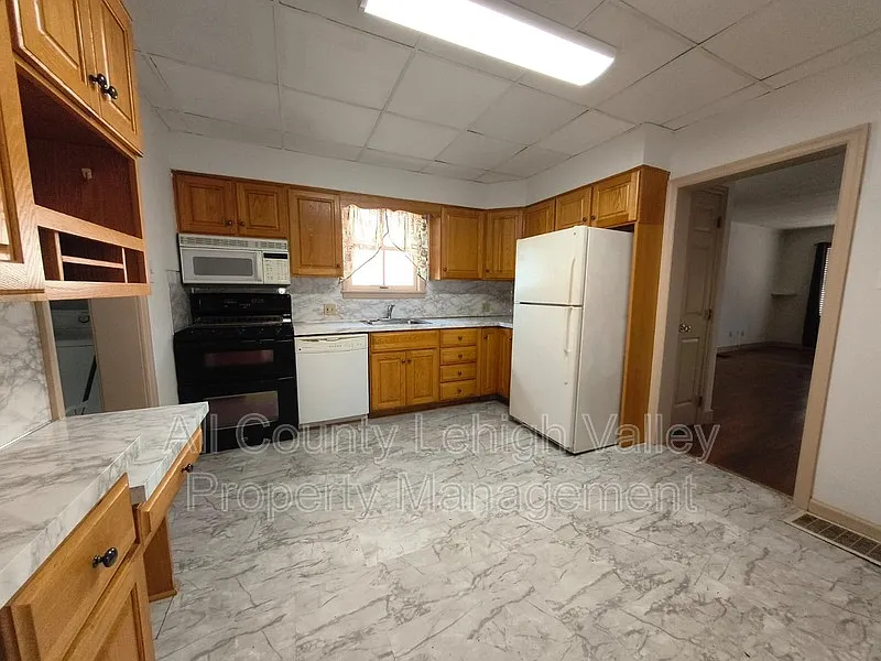 3 bed, 1.5 bath, 1045 sqft, $1,995 — Photo 2