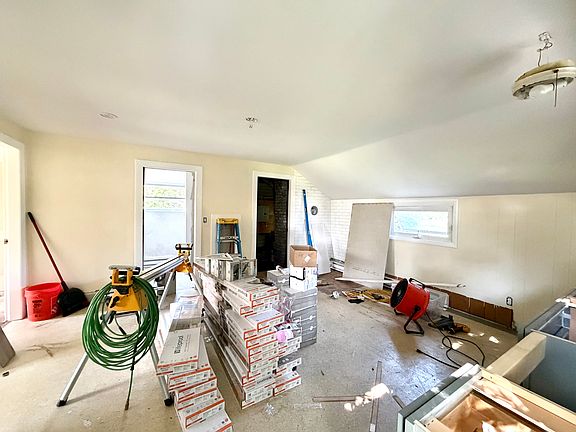 4th image of 255 Oliphant Ln #B