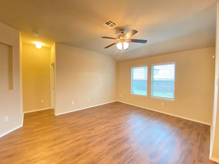 2105 Meadow Park Dr — Photo 5