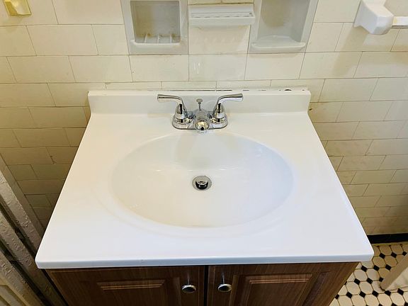 5th image of 520 N Wagner Ave #1