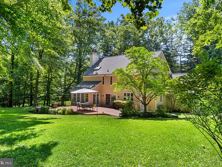 101 Woods Ln — Photo 3