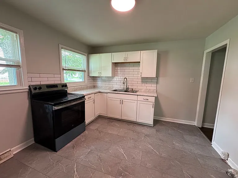 127 Lawrence St — Photo 13