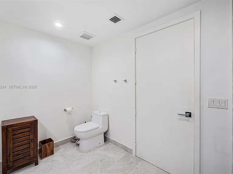 488 NE 18th St #401 — Photo 9