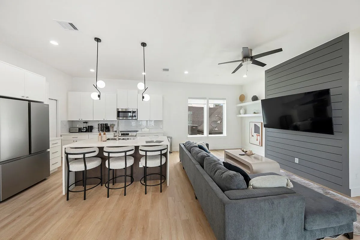 3 bed, 3.5 bath, 2539 sqft, $2,955 — Photo 3