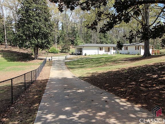 2nd image of 400 Pine Circle