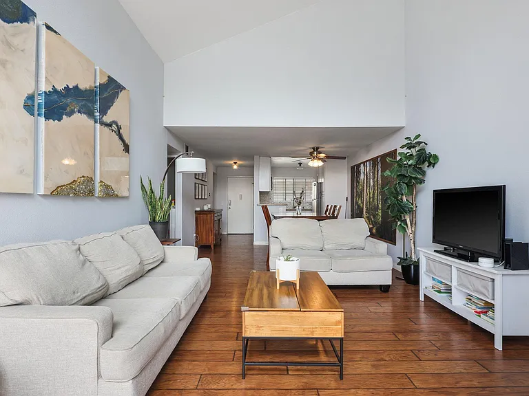 5500 Owensmouth Ave #323 — Photo 2