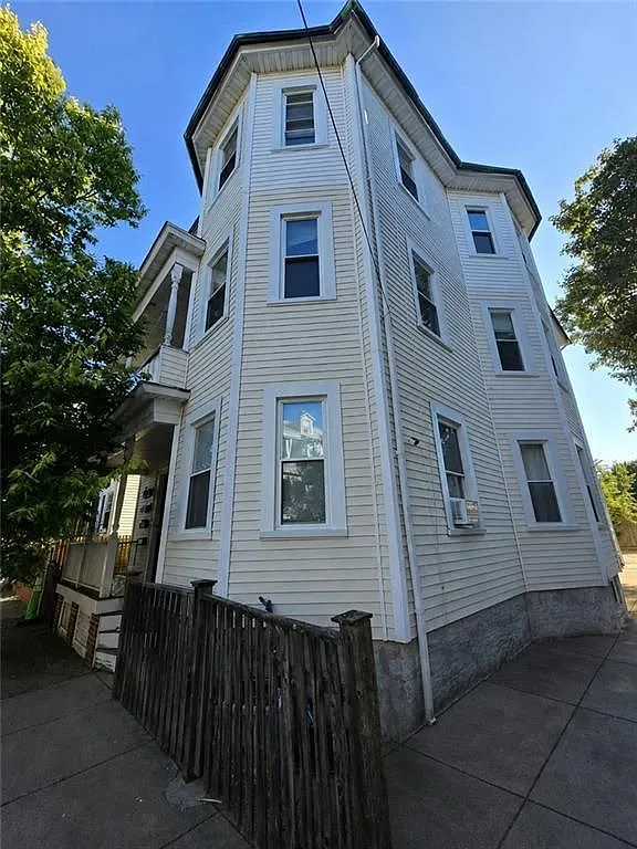 2 bed, 1.0 bath, 975 sqft, $2,150 — Photo 1