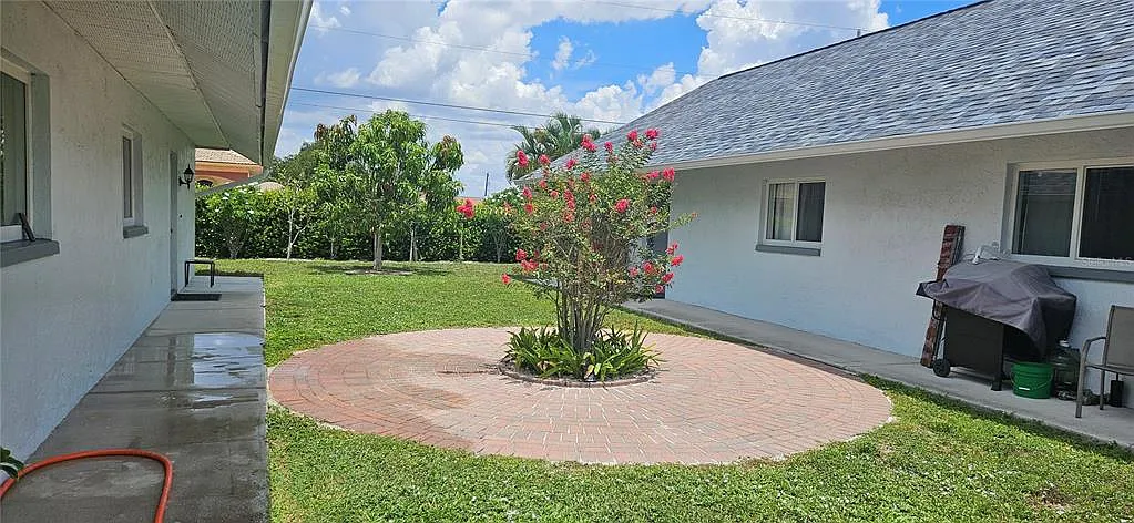 2 bed, 1.0 bath, 1008 sqft, $1,350 — Photo 2