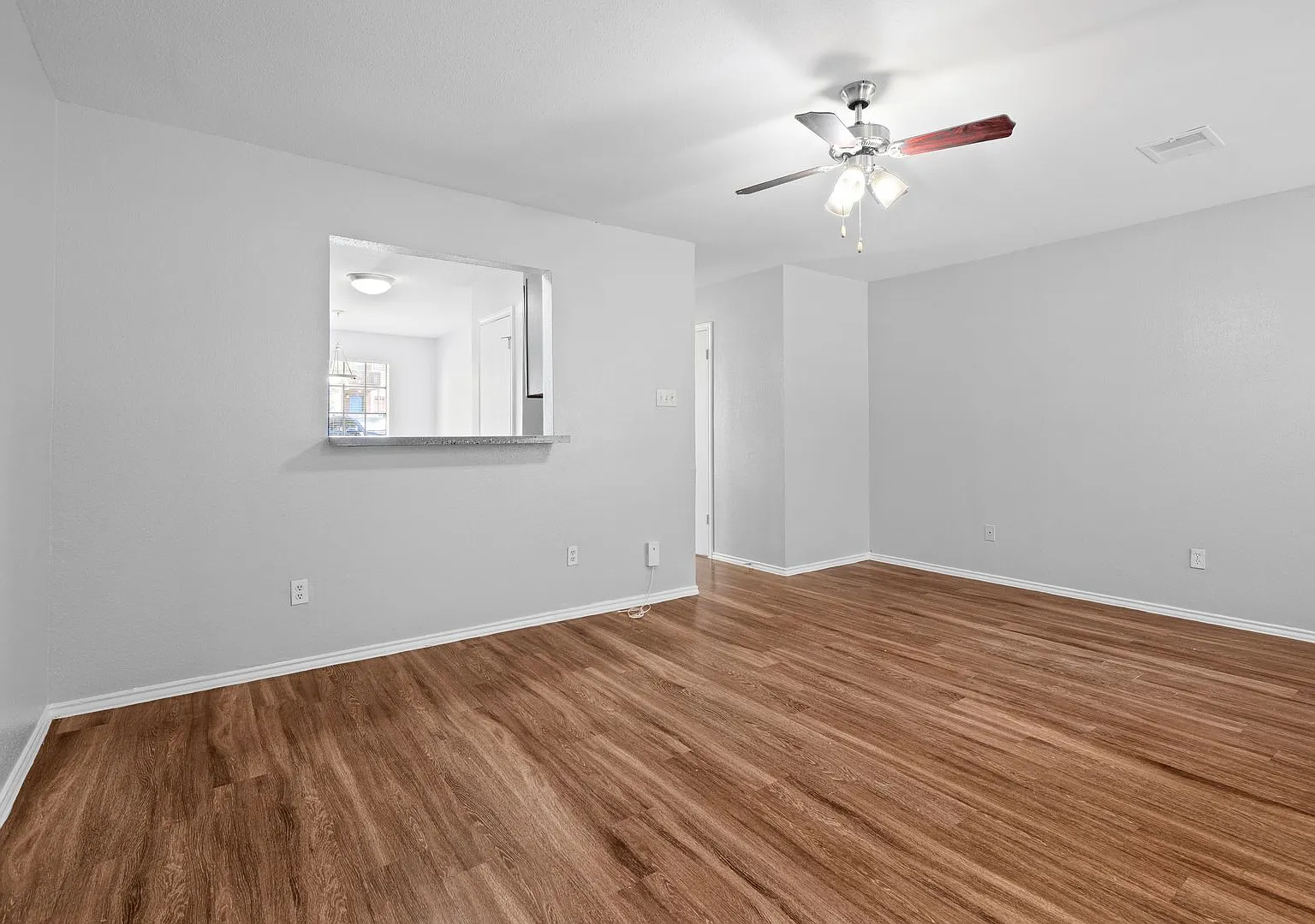 River Crossing Townhome - 2bd -2.5ba - Greenbelt View - Washer/Dryer - Reserved Parking — Photo 4