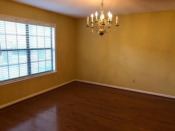 3rd image of 2109 Oakgrove Cir