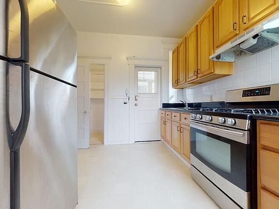 4th image of 1108-1118 Lake St #1114