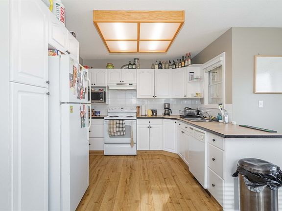 5th image of 885 Walrod St
