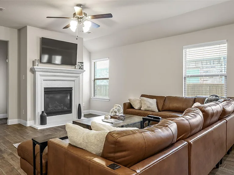 1229 Carinna Dr — Photo 9