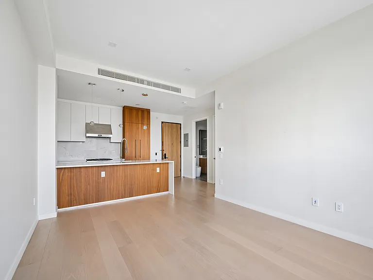 35-32 Leavitt St #11B — Photo 1