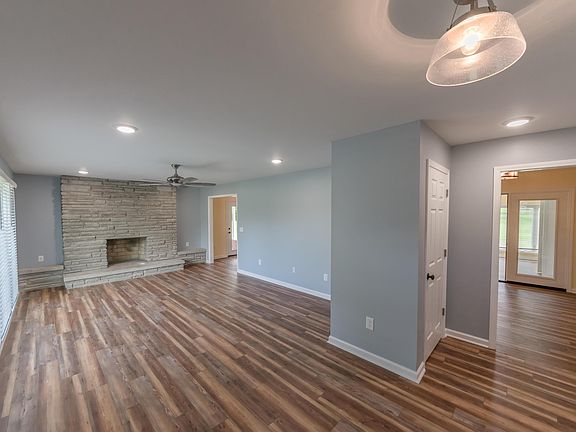 4th image of 1201 W College St