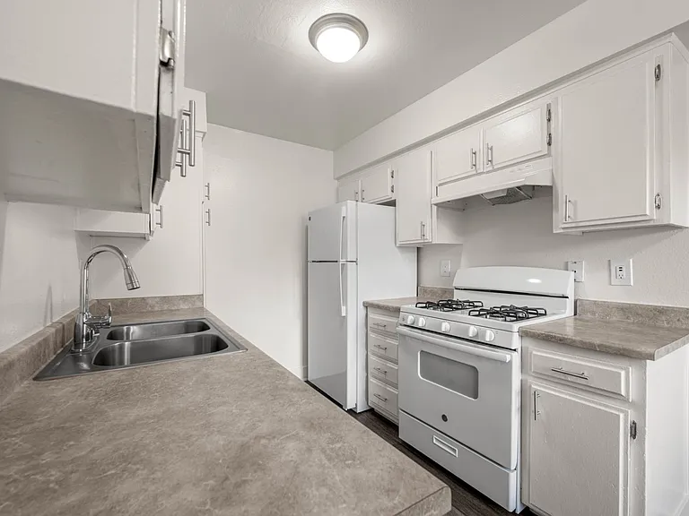 Parkwood Apartments — Photo 14