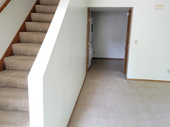 5th image of 406 W Mill St #6