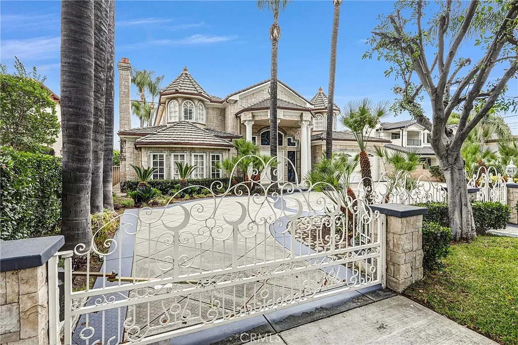 6 bed, 5.5 bath, 6731 sqft, $13,900 — Photo 3