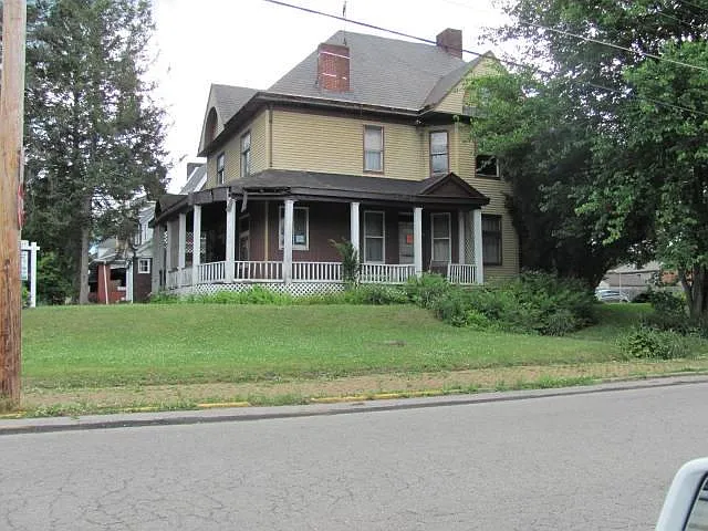 1004 4th St photo 1