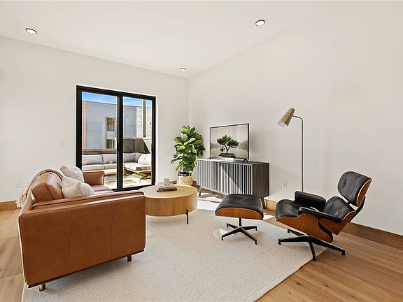 3rd image of 319 SE Market Aly #202