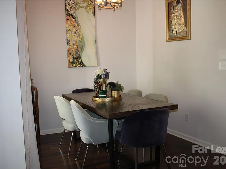 430 Queens Rd — Photo 9