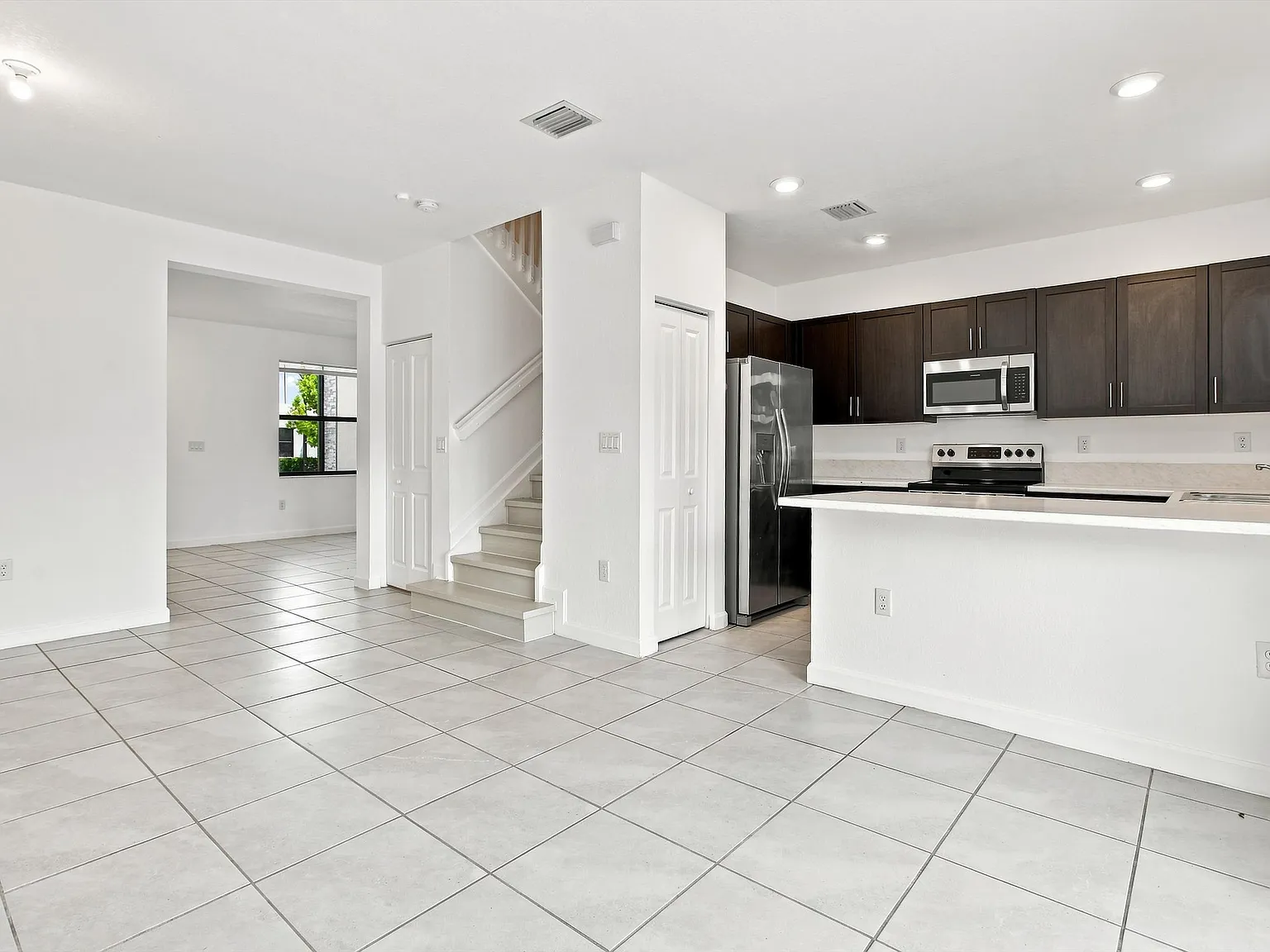 3 bedrooms 2.5 baths — Photo 4
