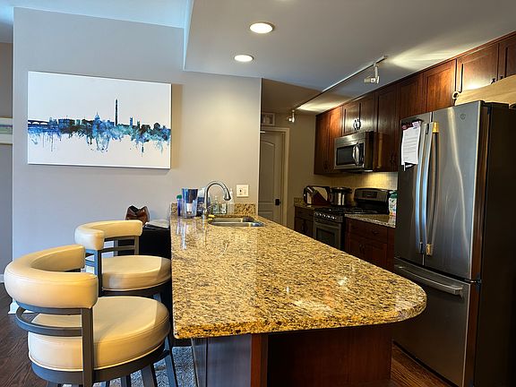 4th image of 680 N Green St APT 611