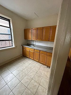 4th image of 552 Parkside Ave #405
