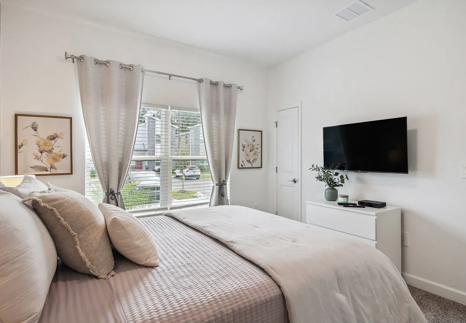 4 bed, 1902 sqft, $3,490 — Photo 4