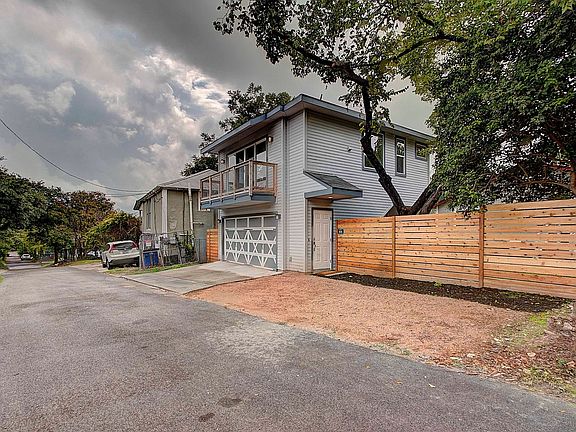 2nd image of 806 W Live Oak St #2