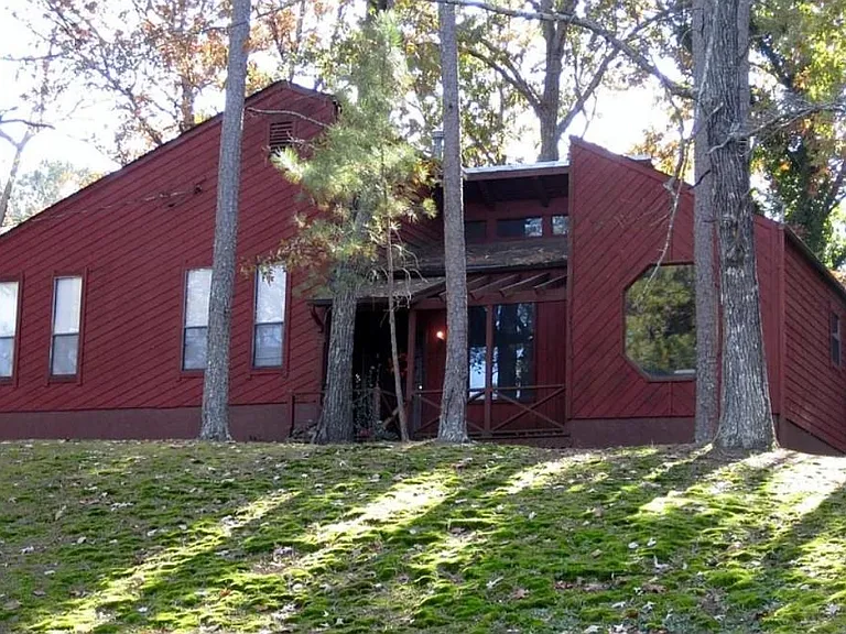 257 Castleair Dr NE — Photo 1