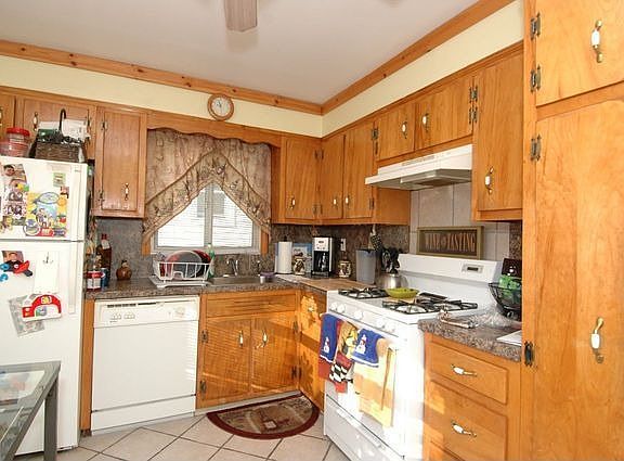 3rd image of 110 Travers Ave