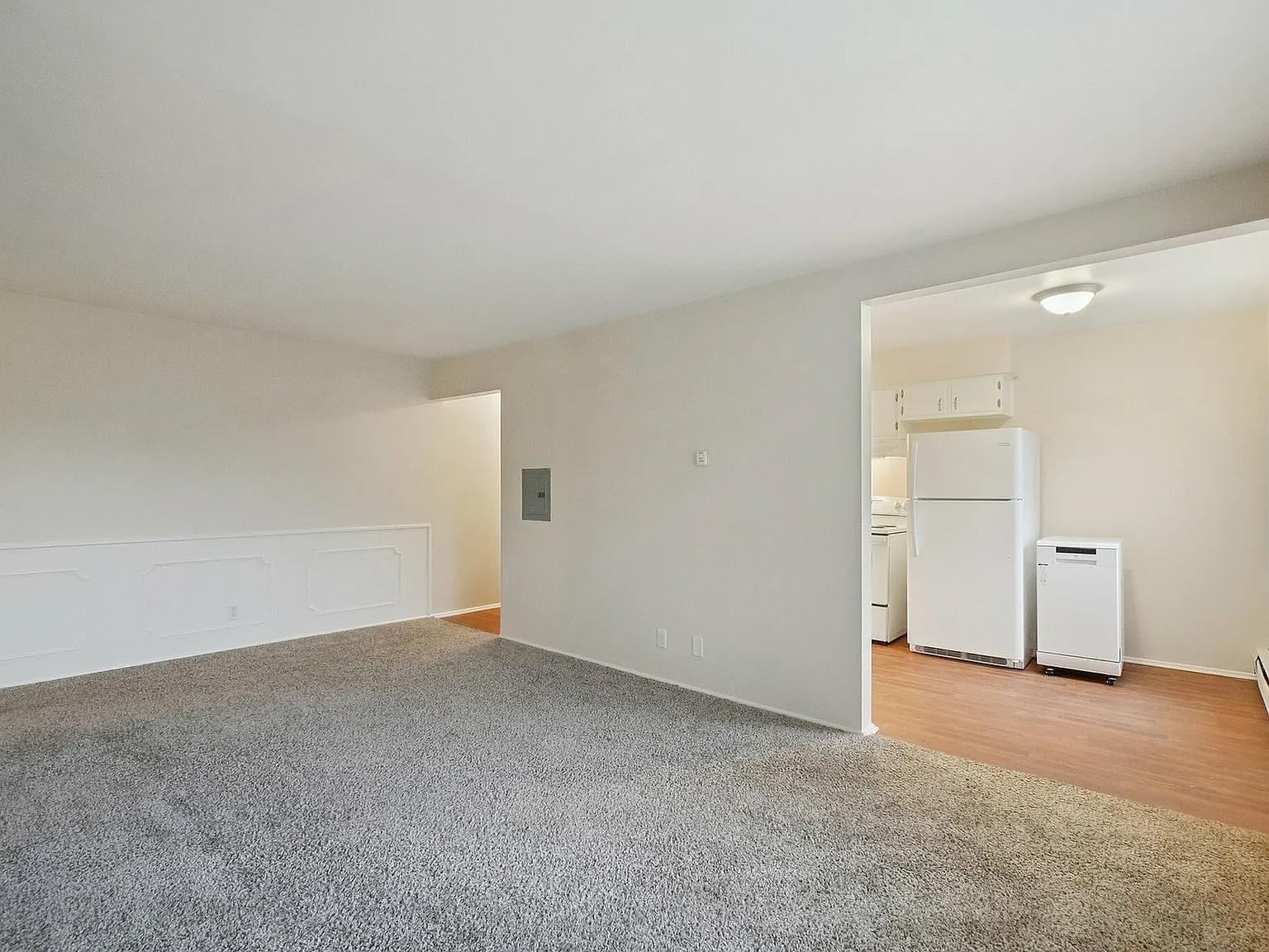 Eastlawn Arms Apartments — Photo 3