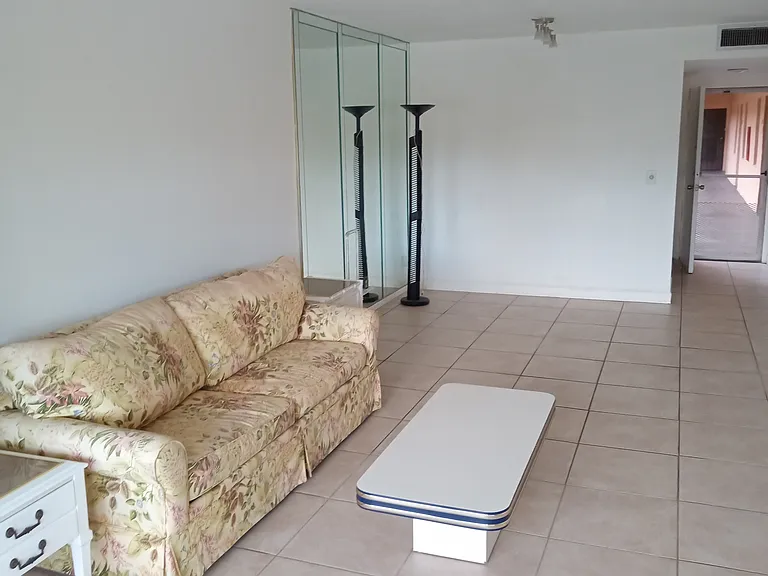 2841 Somerset Dr #207 — Photo 7