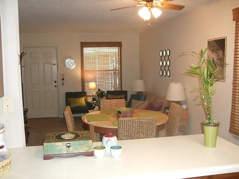 Essex Square Apartments — Photo 37