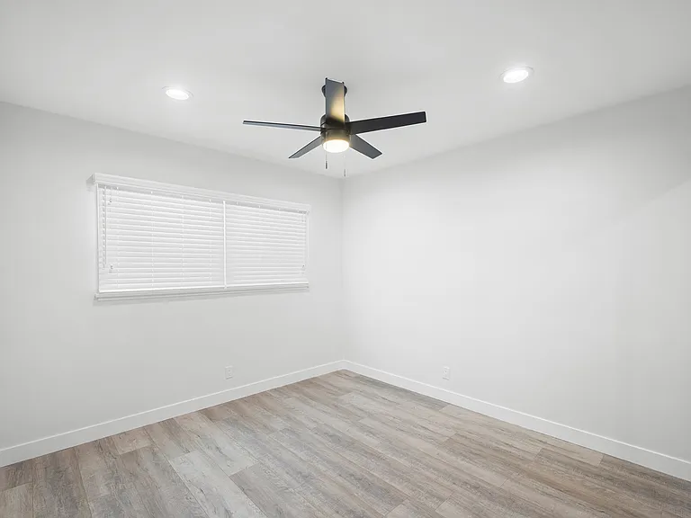 623 E Chevy Chase Dr #C — Photo 10