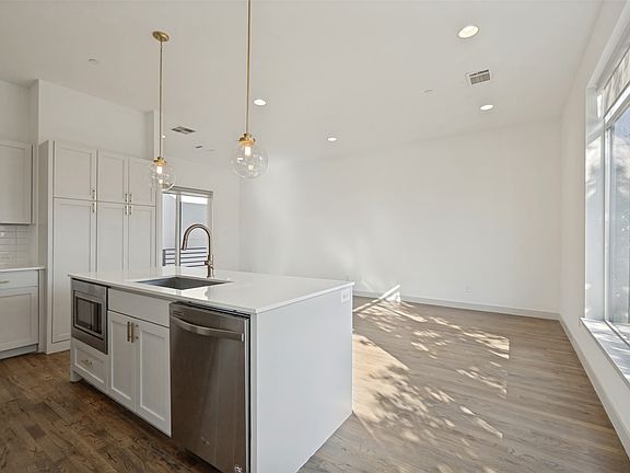 4th image of 2103 Bennett Ave #60
