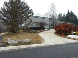 1851 Golf Ridge Dr S, Bloomfield Hills, MI 48302