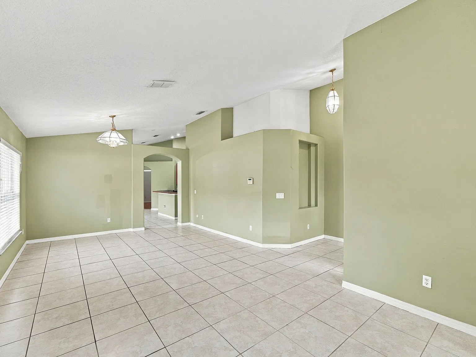 3 bed, 1815 sqft, $2,400 — Photo 2