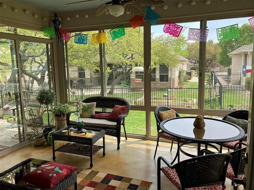 2 bed, 2.0 bath, 2149 sqft, $2,300 — Photo 2