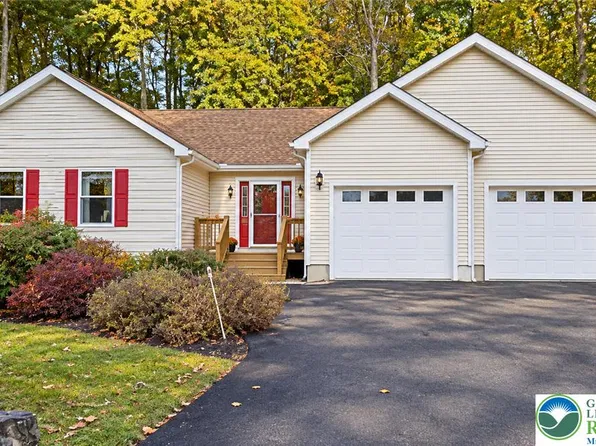 401 Underhill Dr, Tamiment, PA 18371