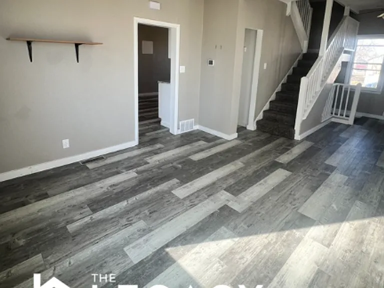 809 W 10th St — Photo 3