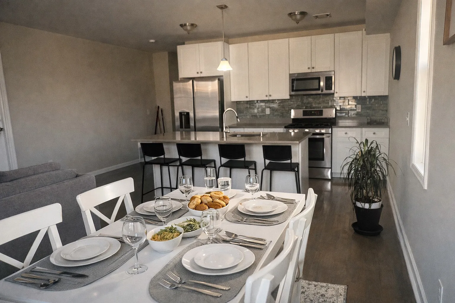 3 bed, 2400 sqft, $4,500 — Photo 2